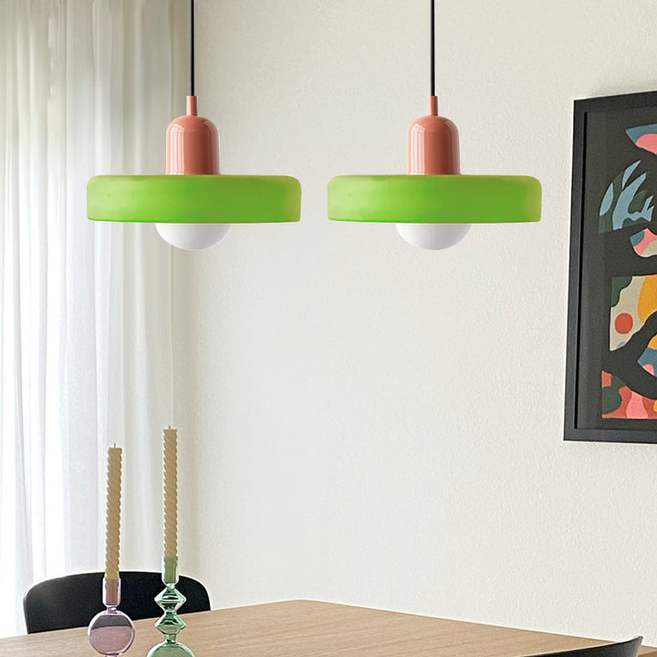 Nowoczesna lampa sufitowa, dwa klosze, idealna do salonu.