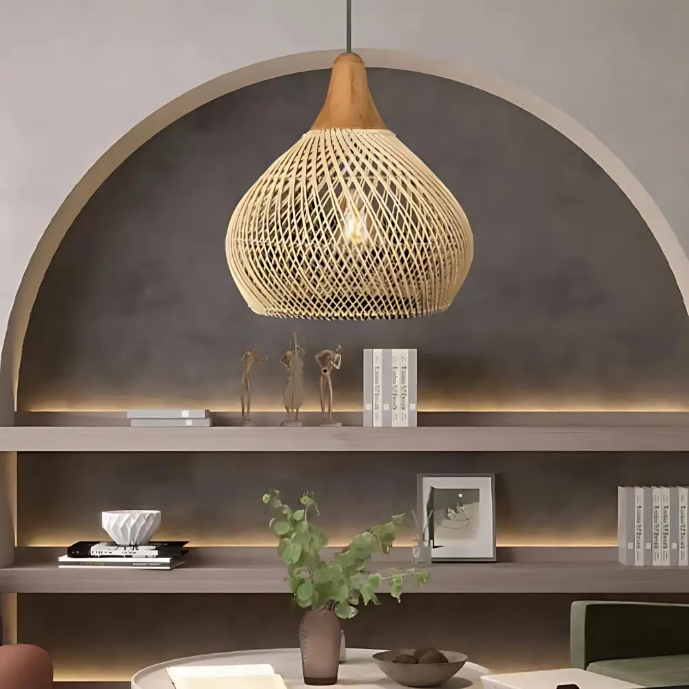Ręcznie robiona lampa rattanowa wisząca, naturalne włókna. Idealna dekoracja boho do salonu.
