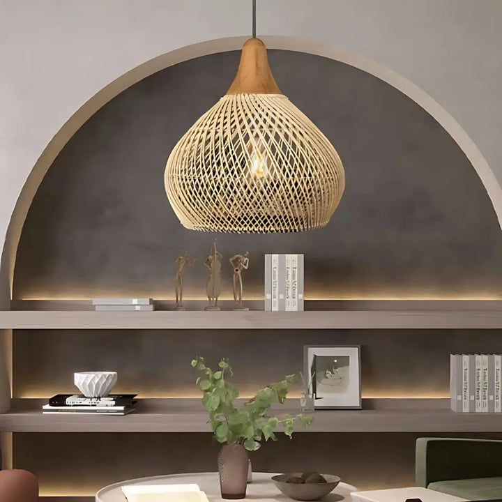Ręcznie robiona lampa rattanowa wisząca, naturalne włókna. Idealna dekoracja boho do salonu.