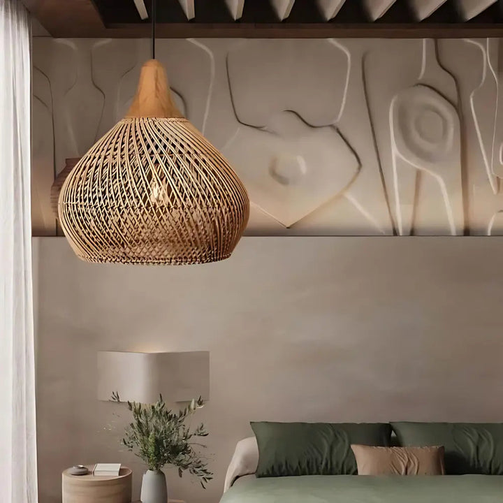 Klimatyczna lampa wisząca boho z rattanu, tworząca ciepłe oświetlenie i naturalną dekorację wnętrz.