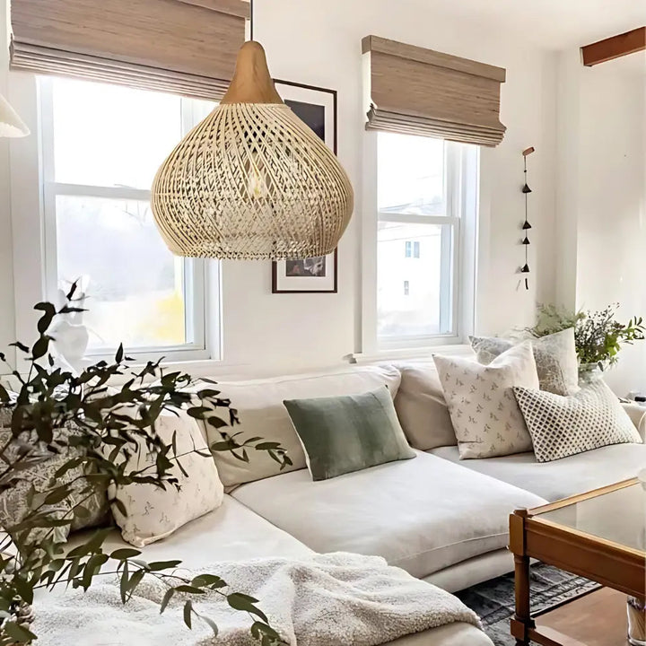 Zbliżenie na fakturę rattanowej lampy wiszącej boho, naturalne oświetlenie sufitowe, ręcznie plecione.