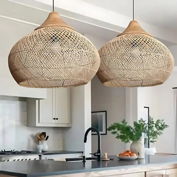 Lampa wisząca rattanowa w stylu boho, oświetlająca przytulne wnętrze. Naturalna dekoracja sufitowa.