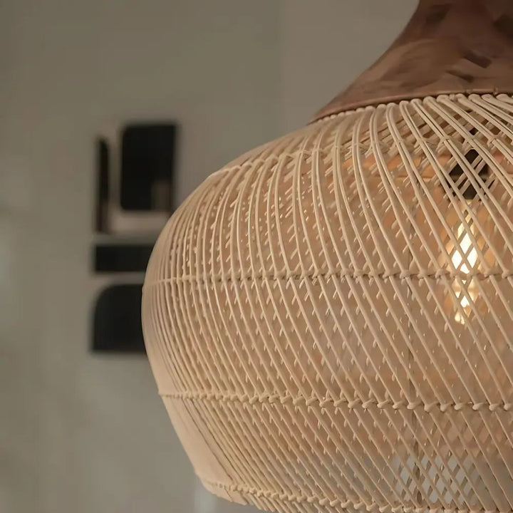 Designerska lampa wisząca rattanowa boho, naturalne światło i stylowa dekoracja sufitowa do domu.
