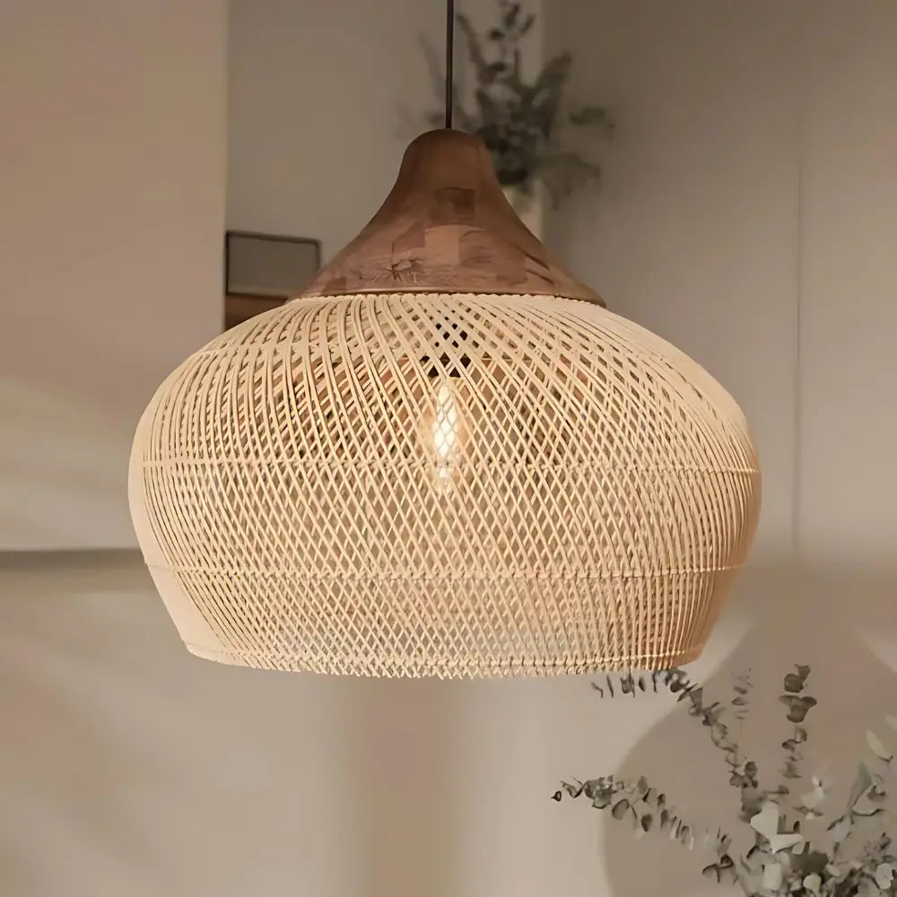 Lampa wisząca z rattanu, oświetlenie boho. Daje ciepłe, naturalne światło. Idealna dekoracja wnętrz.