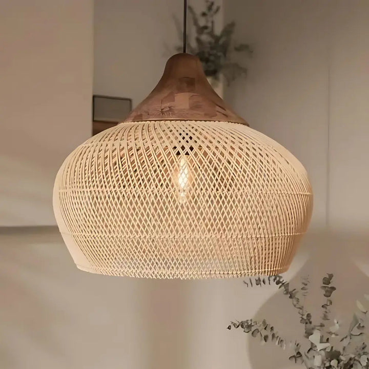 Lampa wisząca z rattanu, oświetlenie boho. Daje ciepłe, naturalne światło. Idealna dekoracja wnętrz.
