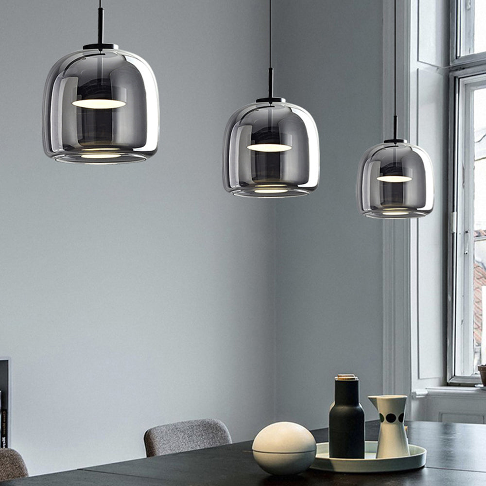 Designerska lampa sufitowa retro, bursztynowe szkło, tworzy przytulne światło w jadalni. Styl vintage.