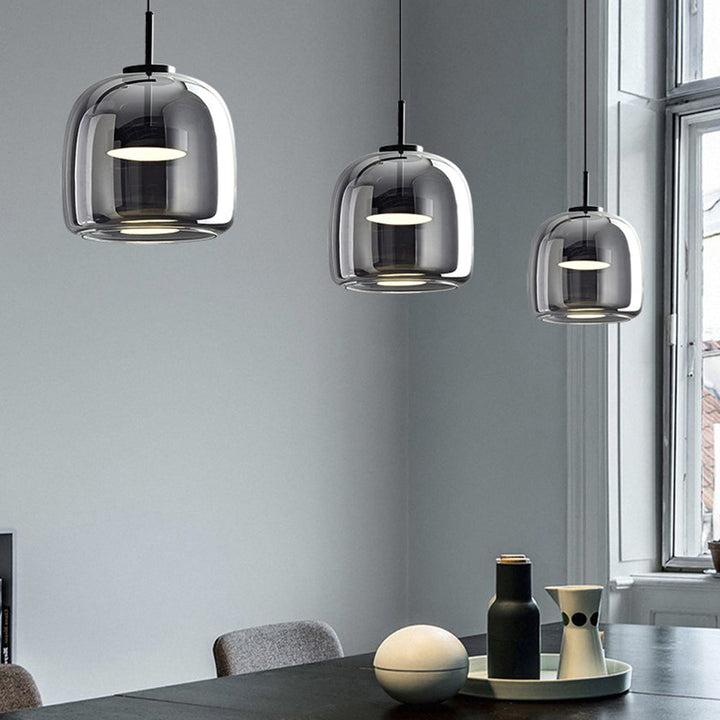 Designerska lampa sufitowa retro, bursztynowe szkło, tworzy przytulne światło w jadalni. Styl vintage.