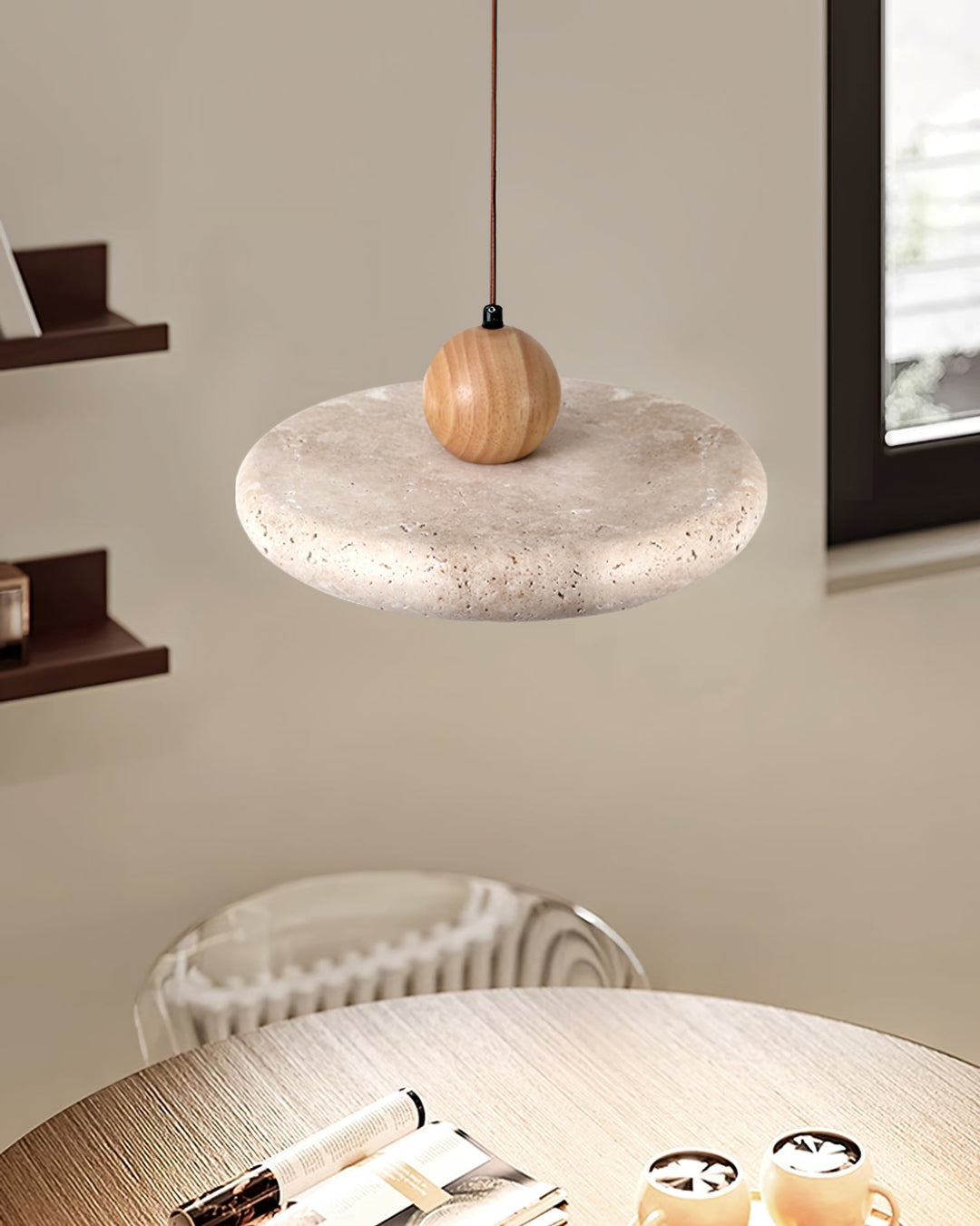 Wisząca lampa Siyane: drewno i trawertyn, artystyczny element do jadalni. Nowoczesne oświetlenie.