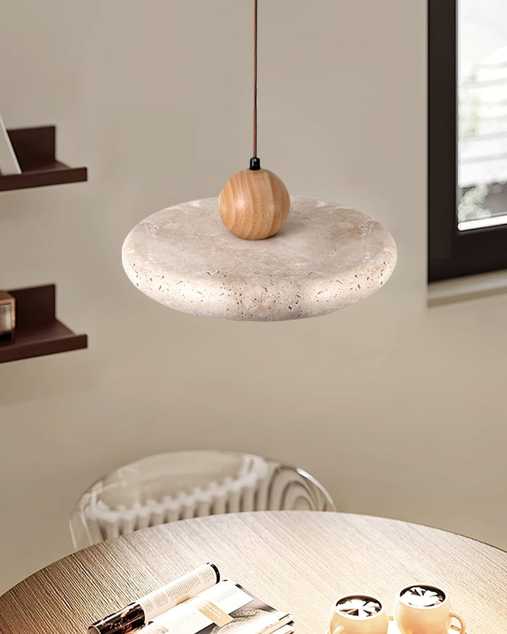 Wisząca lampa Siyane: drewno i trawertyn, artystyczny element do jadalni. Nowoczesne oświetlenie.