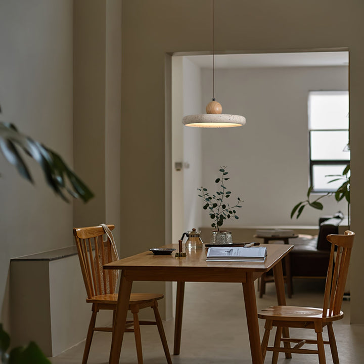 Artystyczna lampa Siyane z naturalnych materiałów: trawertyn, drewno. Oświetlenie LED sypialni.