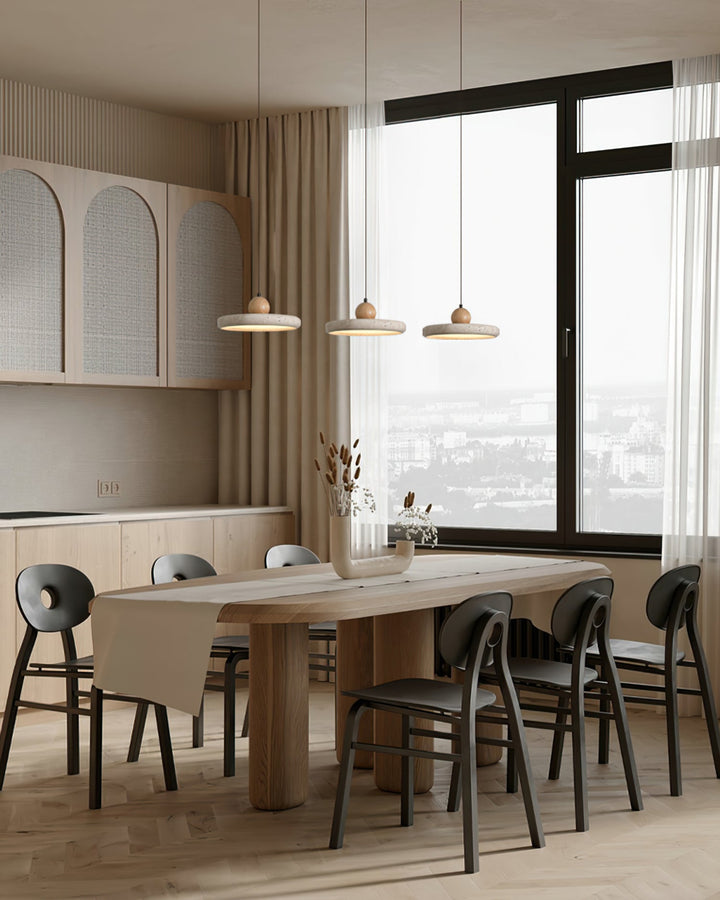 Drewniana lampa wisząca Siyane z trawertynem, nowoczesna dekoracja. Elegancki design salonu.