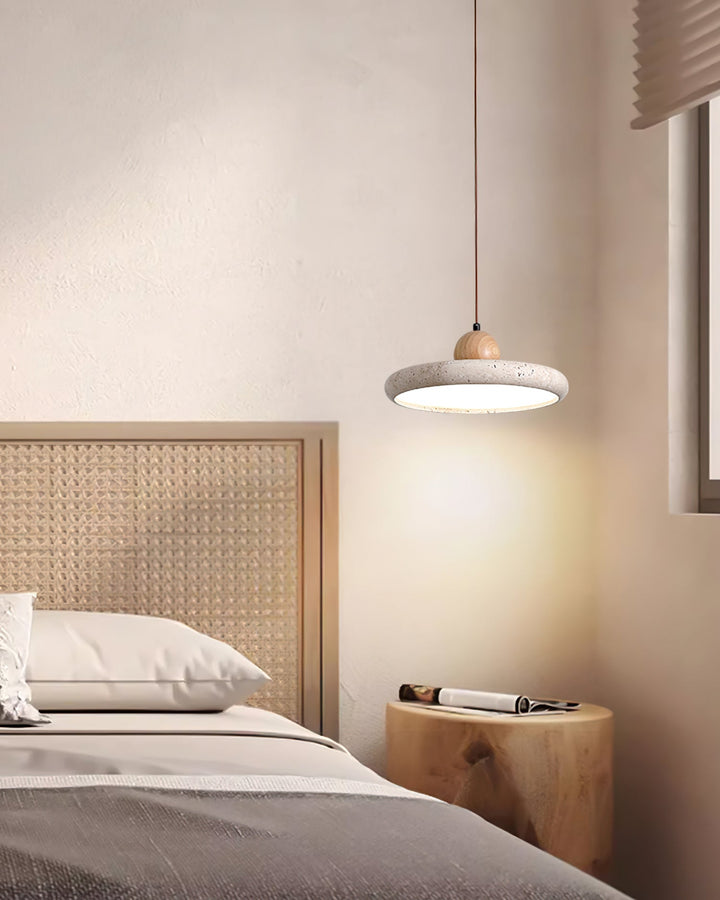 Designerska lampa wisząca z drewna i trawertynu, nowoczesny akcent. Artystyczne oświetlenie jadalni.