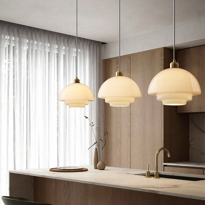 Lampa wisząca szklana mleczna, mosiądz. Klasyczne oświetlenie wnętrz w stylu retro.