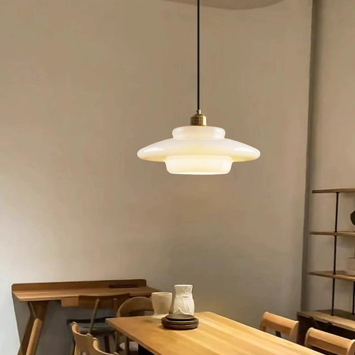 Klasyczna lampa wisząca z mlecznego szkła i mosiądzu. Ponadczasowy design do wnętrz retro.