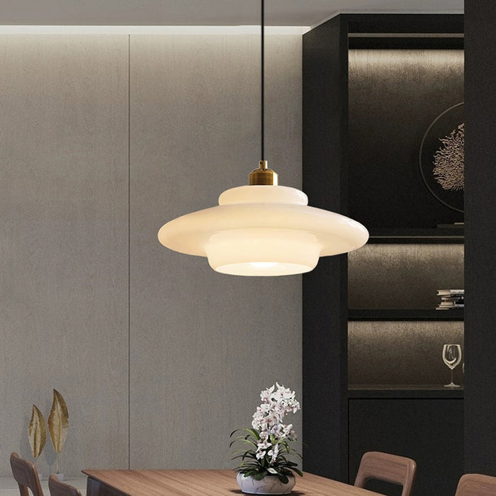 Lampa wisząca z mlecznego szkła, mosiężna. Delikatne oświetlenie, styl klasyczny.