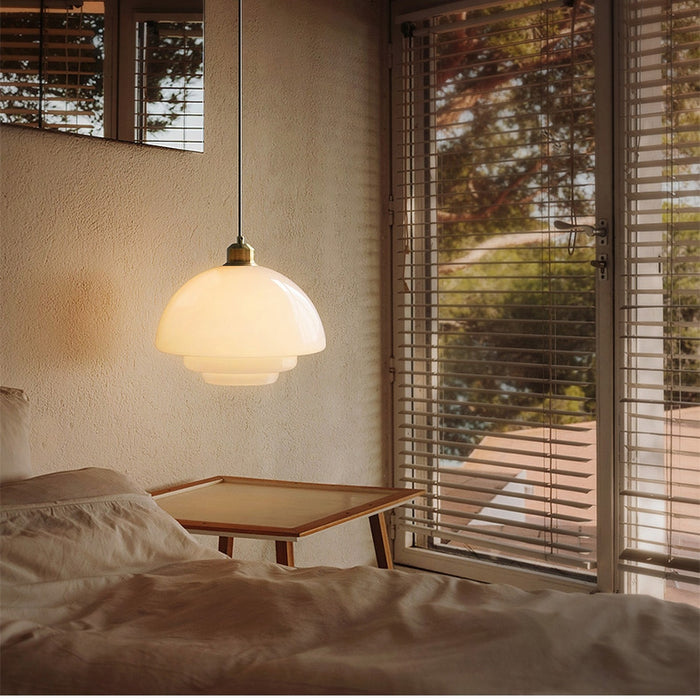 Lampa wisząca mleczne szkło. Mosiężne wykończenie. Wysokiej jakości oświetlenie do wnętrz.