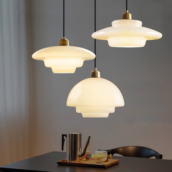 Lampa wisząca w klasycznym stylu, mleczne szkło, mosiądz. Oświetlenie idealne do eleganckich wnętrz.