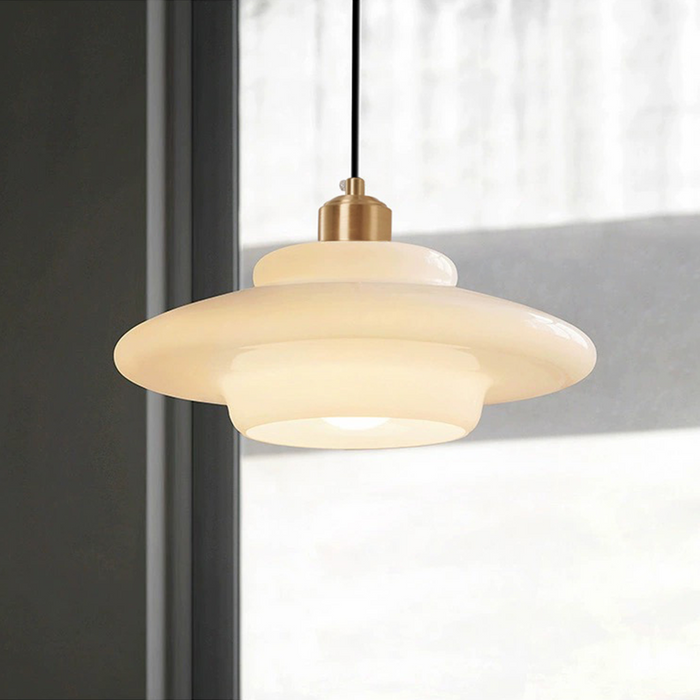 Elegancka lampa sufitowa z mlecznego szkła i mosiądzu. Idealna do salonu i jadalni.