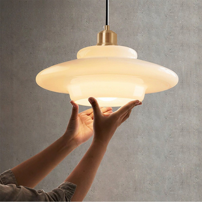 Designerska lampa wisząca, mleczne szkło i mosiężne detale. Oświetlenie w klasycznym stylu retro.