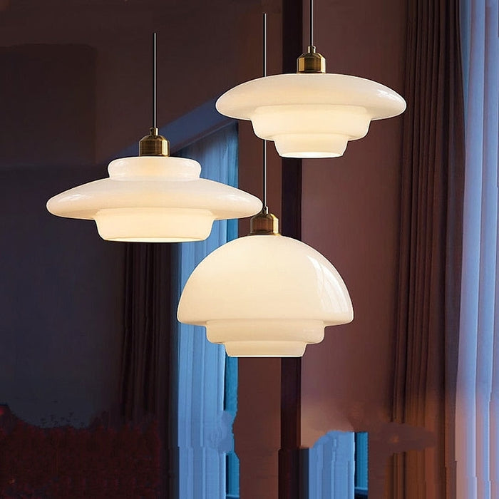 Mosiężna lampa sufitowa z okrągłym kloszem z mlecznego szkła. Oświetlenie retro design.