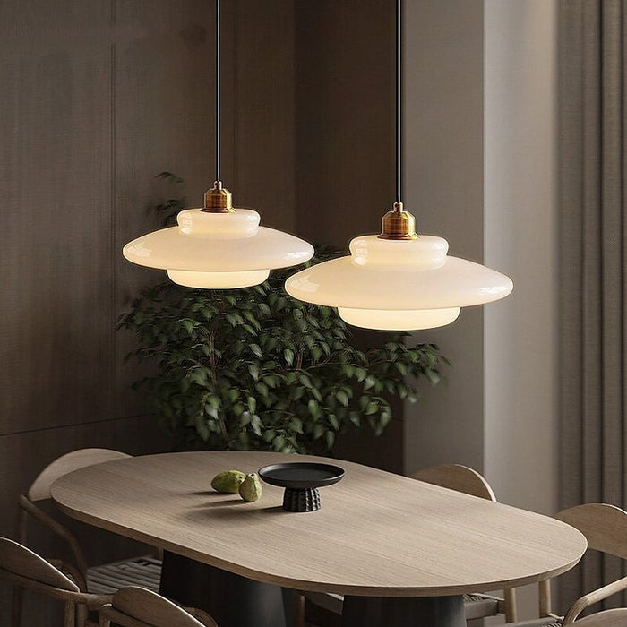 Dekoracyjna lampa wisząca, styl klasyczny. Mleczne szkło i mosiądz, eleganckie oświetlenie.