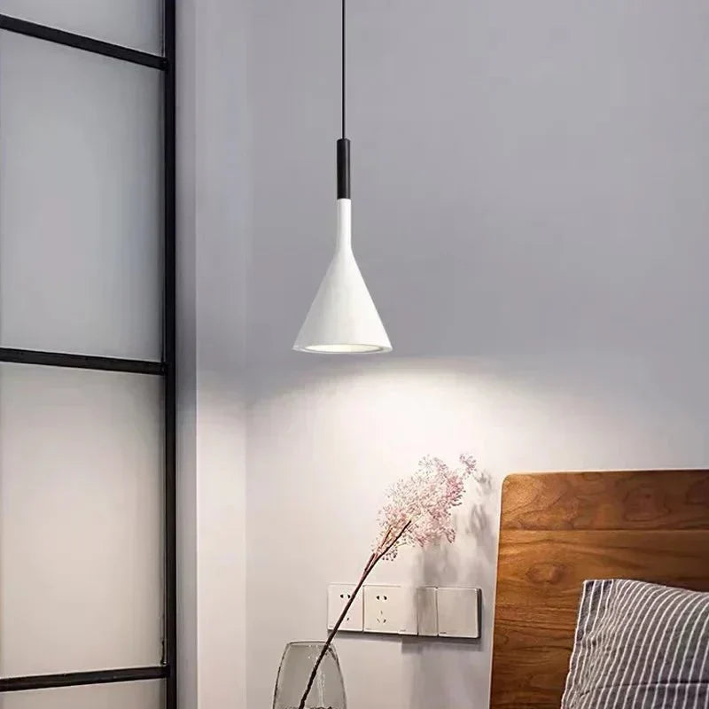 Prosta lampa wisząca, designerska, regulowana. Minimalistyczne oświetlenie sufitowe w stylu skandynawskim.