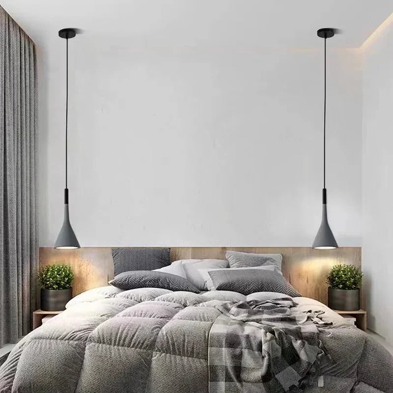 Nowoczesna lampa wisząca, minimalistyczna, w kolorze czarnym. Designerskie oświetlenie do eleganckiego salonu.