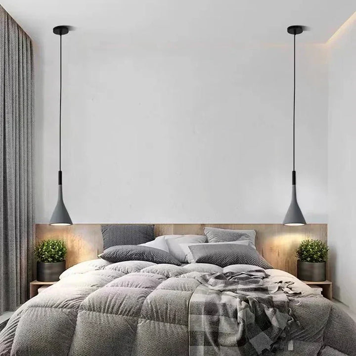 Nowoczesna lampa wisząca, minimalistyczna, w kolorze czarnym. Designerskie oświetlenie do eleganckiego salonu.