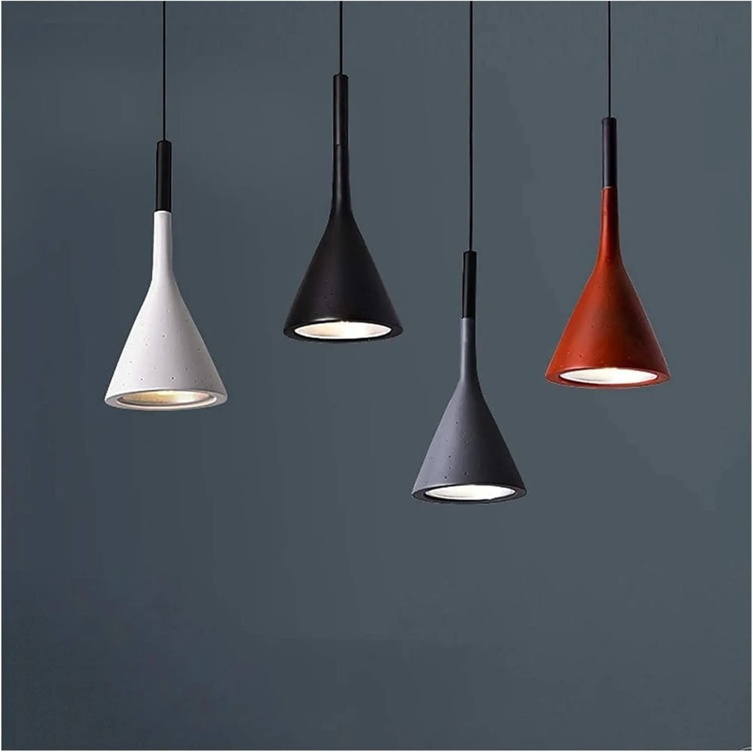 Smukła, regulowana lampa wisząca, matowy czarny. Minimalistyczne oświetlenie sufitowe w stylu nordyckim.