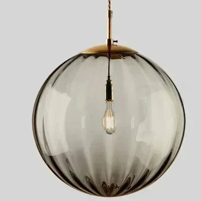 Zbliżenie na ciemnoszary szklany klosz lampy Art Deco