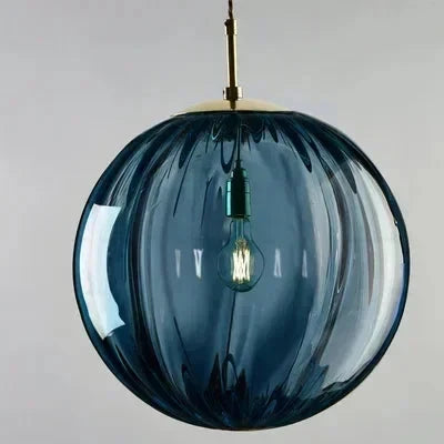 Niebieska lampa wisząca ze szklaną kulą w stylu Art Deco