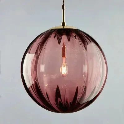 Eleganckie oświetlenie salonu, designerska lampa z wiszącą kulą