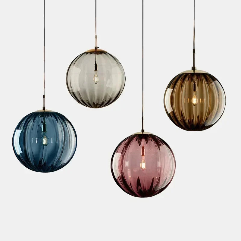 Złota oprawa lampy sufitowej w stylu art deco z fakturowanym szkłem