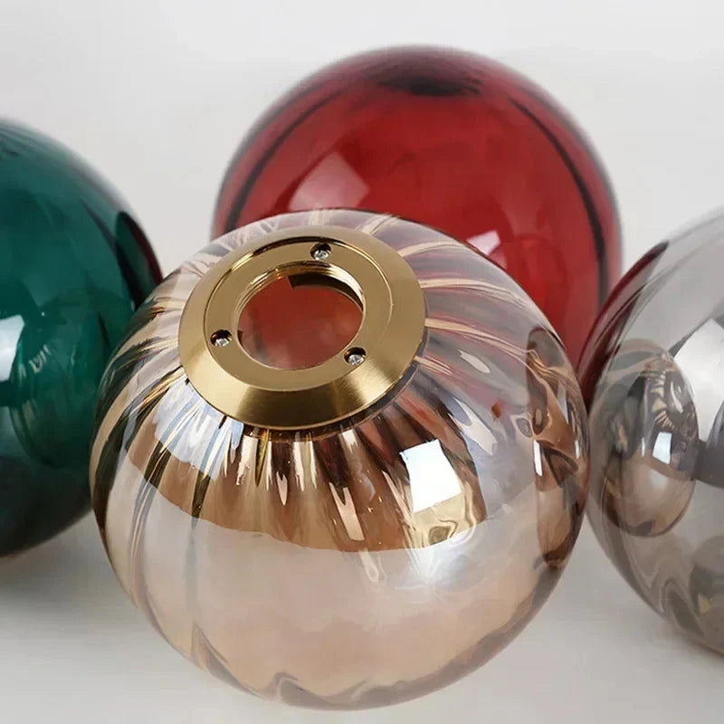 Detal żłobionego klosza i złotej bazy lampy wiszącej art deco