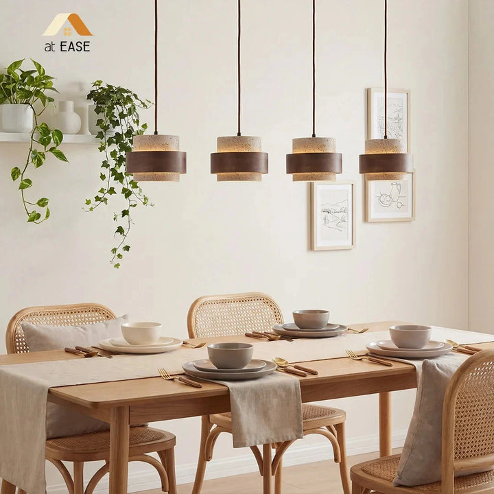 Minimalistyczna lampa wisząca z trawertynowym kloszem, widok z boku