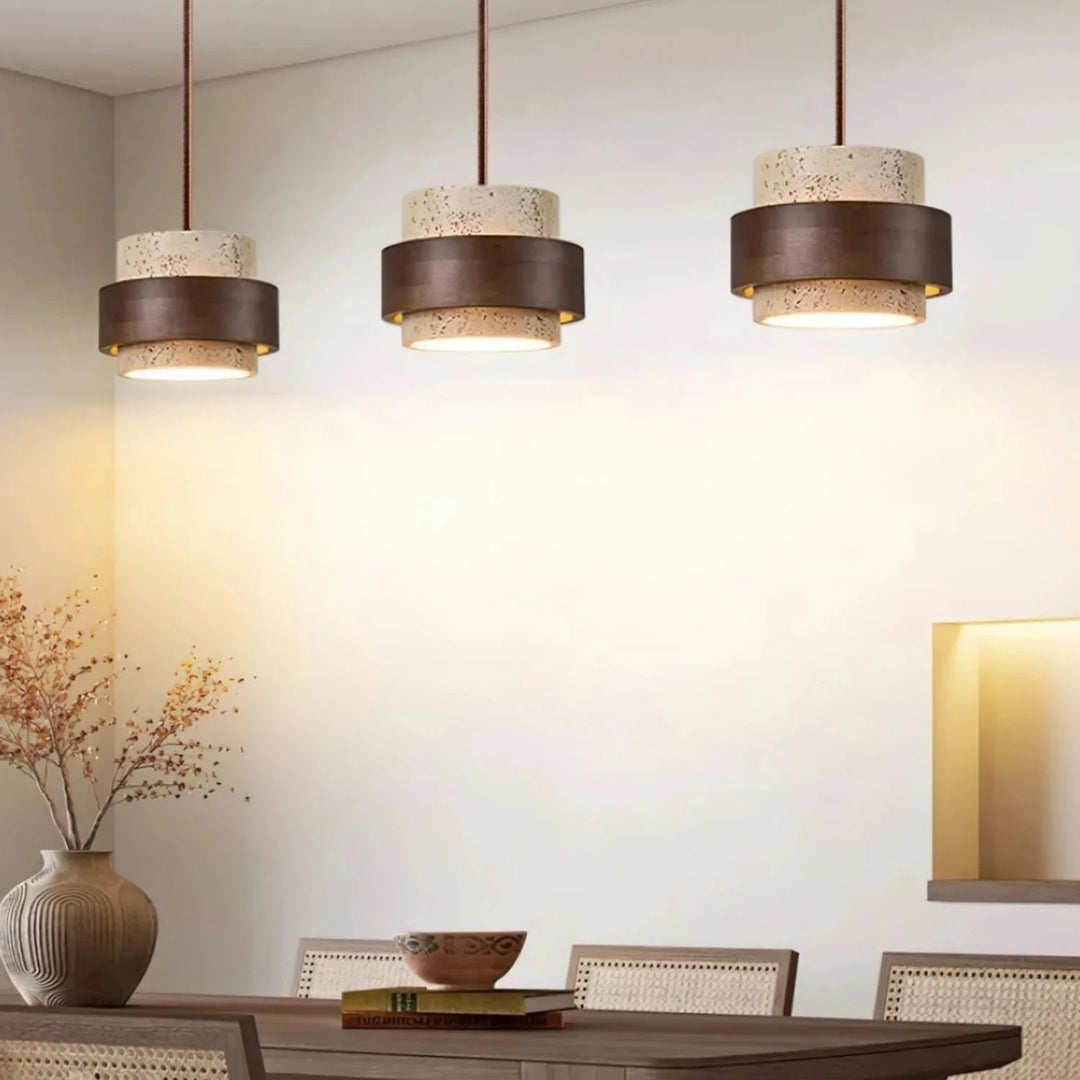 Lampa wisząca z trawertynem pasująca do wnętrz skandynawskich i boho