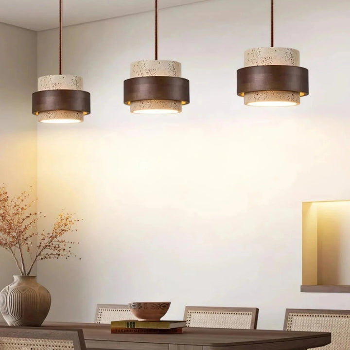 Lampa wisząca z trawertynem pasująca do wnętrz skandynawskich i boho