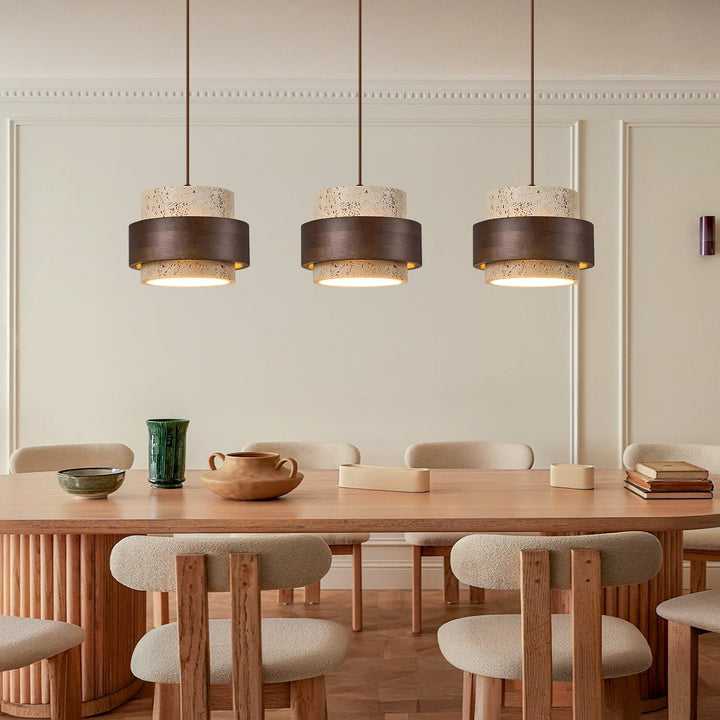 Lampa wisząca Japandi z kamiennym kloszem zawieszona nad drewnianym stołem w jadalni