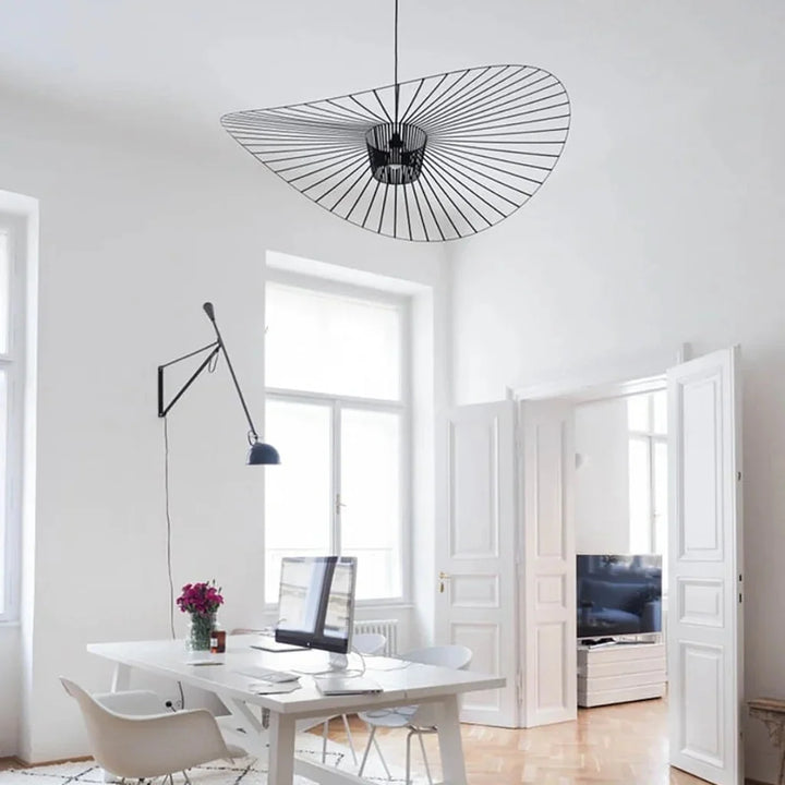 Czarna lampa wisząca retro w nowoczesnej aranżacji wnętrza