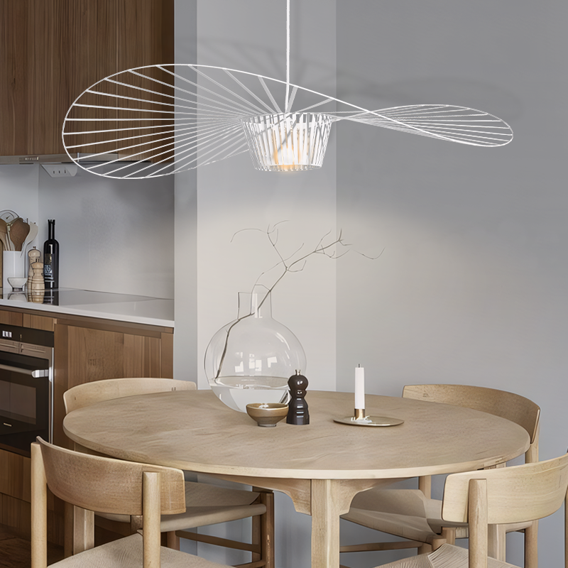 Modna lampa wisząca kapelusz retro w loftowym salonie