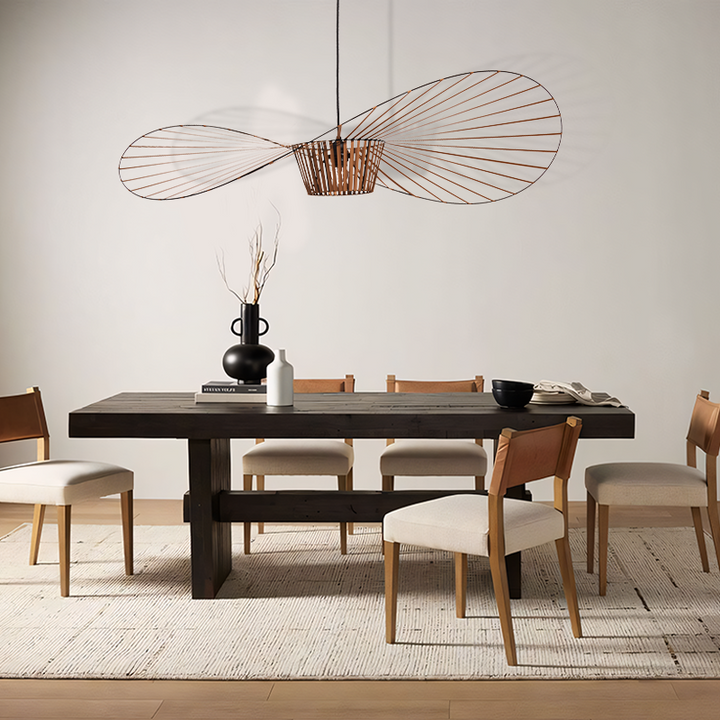 Unikalna lampa wisząca retro o kształcie kapelusza w restauracji