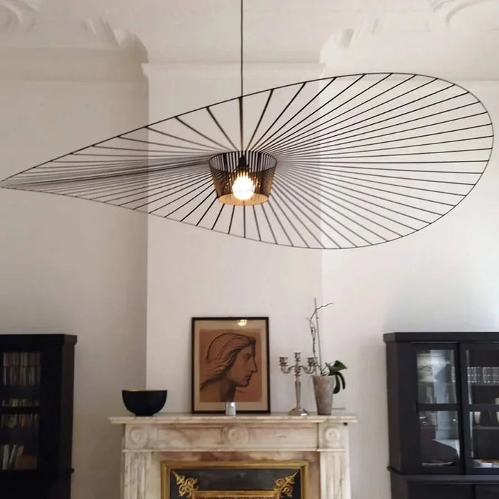 Zbliżenie na elegancką czarną lampę wiszącą kapeluszową we wnętrzu w stylu retro