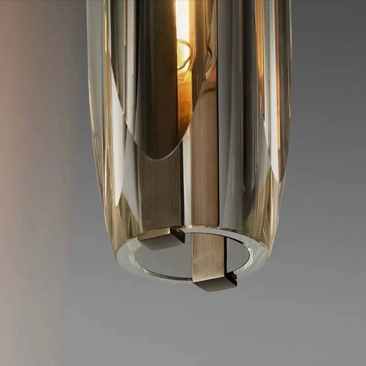 Szklana lampa wisząca walec oświetlająca nowoczesną sypialnię