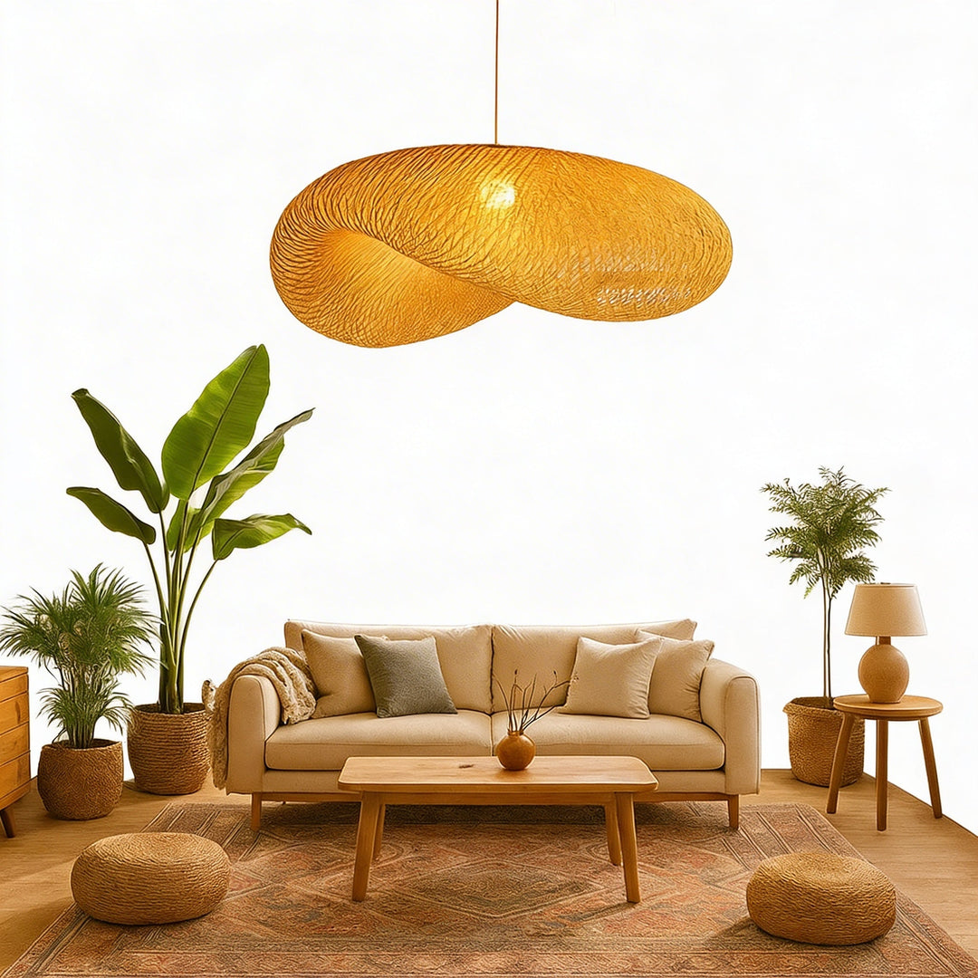 Bambusowa lampa wisząca w stylu boho nad jasną sofą w salonie