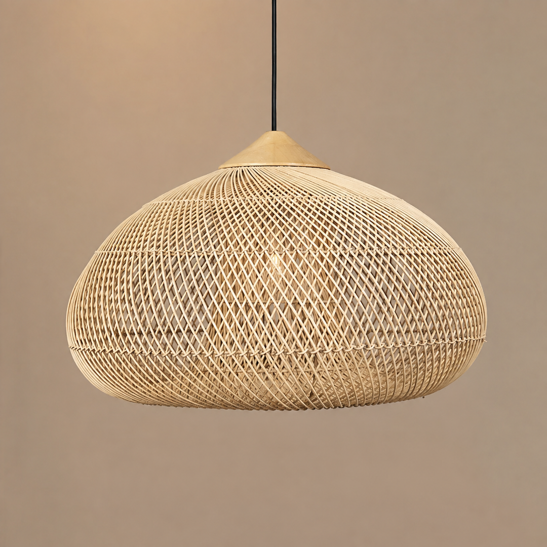Ekologiczna lampa wisząca z rattanu i drewna, widok z bliska