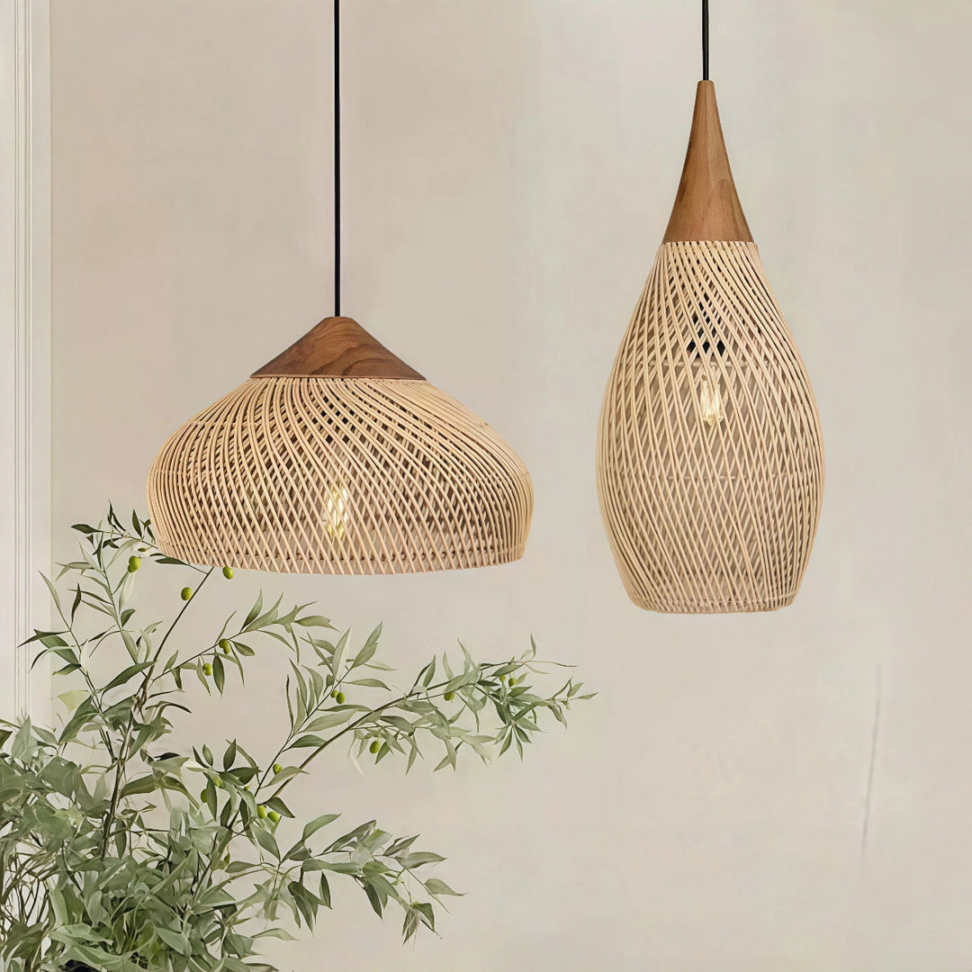 Pleciona lampa wisząca z rattanu w eleganckim wnętrzu salonu