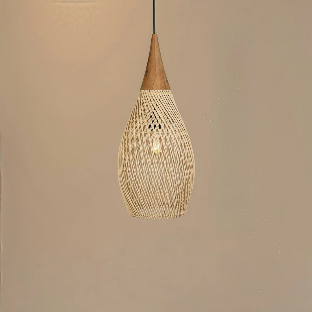 Zbliżenie na drewniany detale i plecionkę rattanową lampy wiszącej