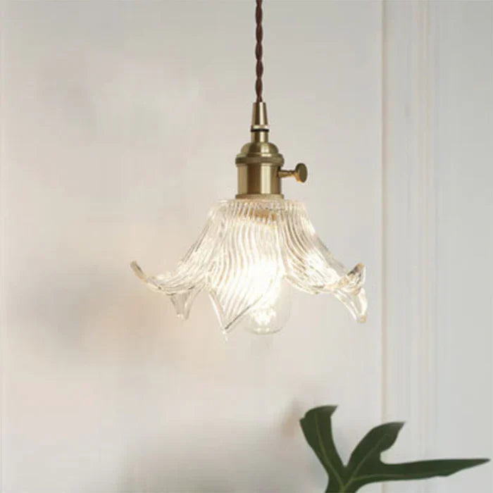 Przezroczysta szklana lampa wisząca w kształcie A z mosiężną oprawą
