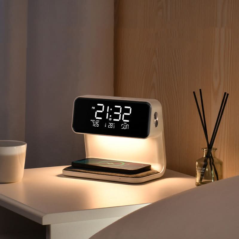 Lampka nocna z zegarem cyfrowym i ładowarką bezprzewodową, idealna do sypialni.