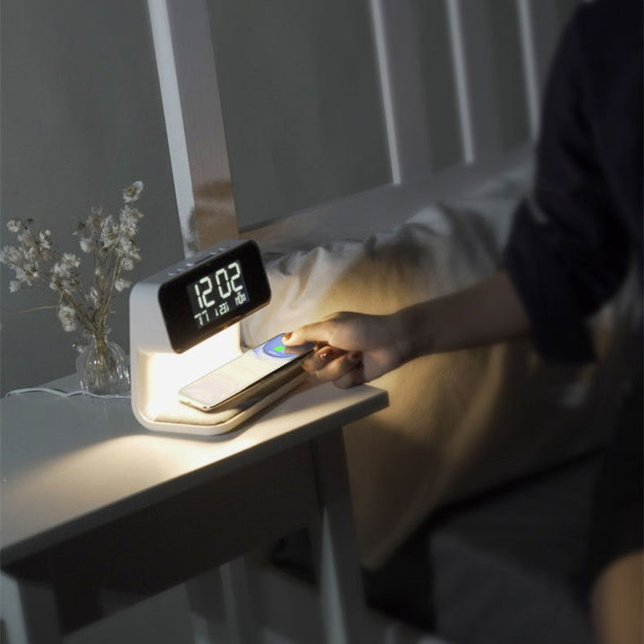 Smart lampka nocna z zegarem LED, funkcją budzika i ładowaniem Qi do sypialni.